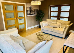 Large 5 bedroom house - Central